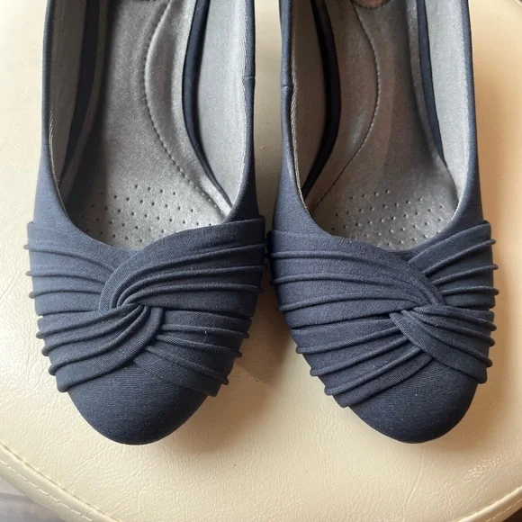 Life Stride Size 9 1/2 Navy  Heels with knot detail! Pretty! - Picture 2 of 6